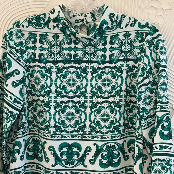 H&M Women's Long Sleeve Peep Hole Back SZ 4 Mock Green White Floral Top Blouse - Picture 2 of 15